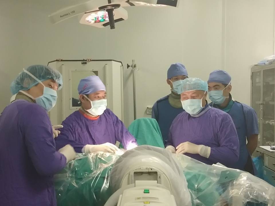 Bệnh nhân nội soi thoát vị đĩa đệm đường trước được xuất viện chỉ sau 2 ngày - 1
PGS-TS Nguyễn Văn Thạch, nguyên Phó Giám đốc BV Việt Đức (phải) và TS.BS Đinh Ngọc Sơn, Trưởng khoa Phẫu thuật cột sống BV Việt Đức đang tiến hành kỹ thuật điều trị nội soi thoát vị đĩa đệm cột sống cổ bằng đường trước cho bệnh nhân chiều ngày 24/11