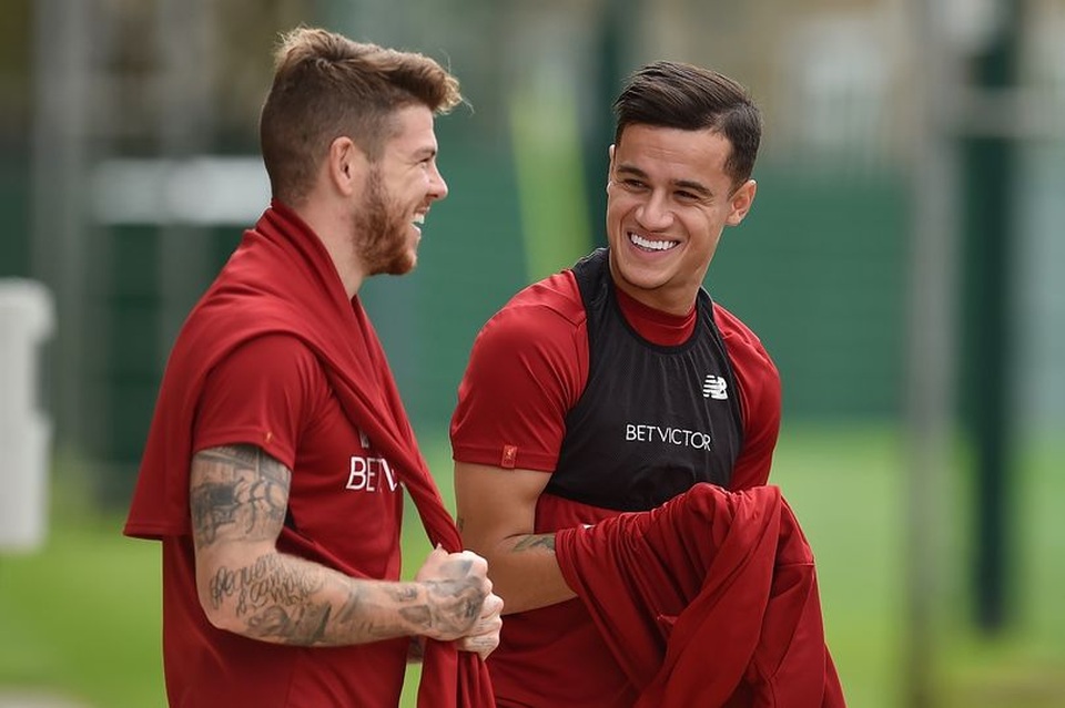 Cười tươi rói khi trở lại Liverpool, Coutinho đập tan tin đồn ra đi - 1