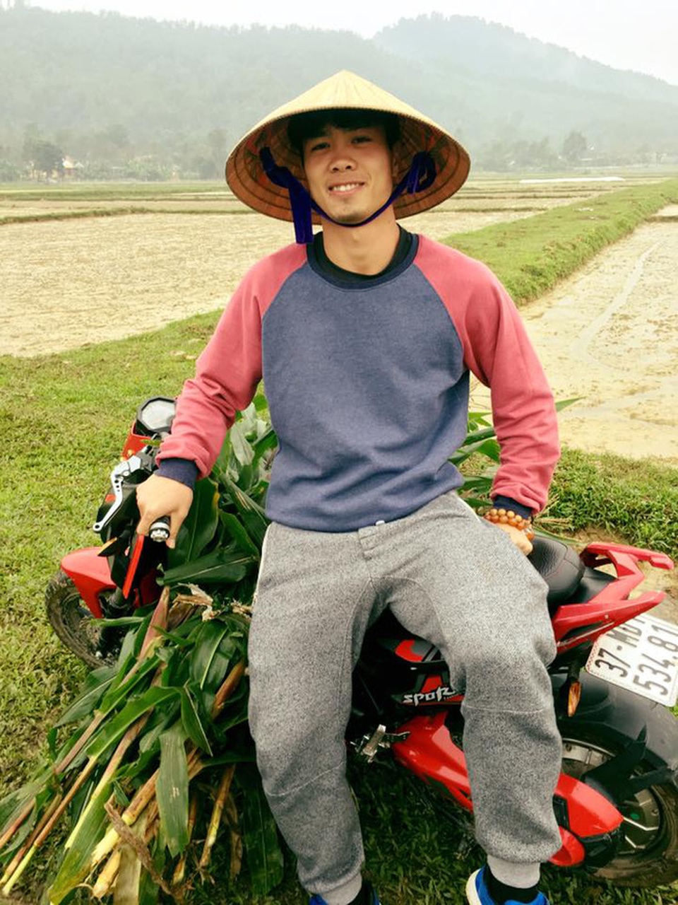 Công Phượng đi bẻ ngô, Xuân Trường về quê ăn Tết - 1 
Công Phượng về quê ăn Tết bên gia đình