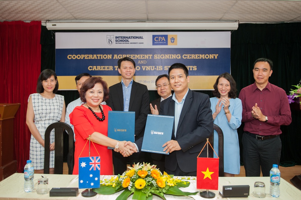 Lễ ký thỏa thuận hợp tác giữa CPA Australia và Khoa Quốc tế - Đại học Quốc gia Hà Nội - 1 CPA Australia và Khoa Quốc tế - Đại học Quốc Gia Hà Nội ký thỏa thuận hợp tác vào ngày 10 tháng 5 tại Hà Nội.