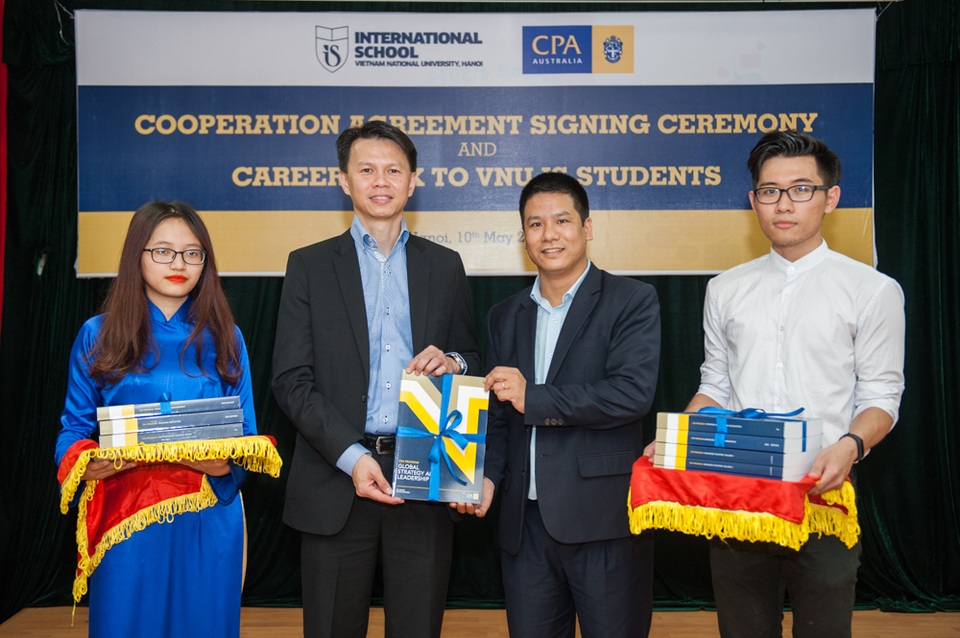 Lễ ký thỏa thuận hợp tác giữa CPA Australia và Khoa Quốc tế - Đại học Quốc gia Hà Nội - 2 Ông Mark Chau - Giám đốc Khu vực của CPA Australia trao tặng bộ sách CPA cho Đại diện Lãnh đạo Khoa Quốc tế - Đại học Quốc gia Hà Nội nhằm hỗ trợ việc xây dựng năng lực chuyên môn cho sinh viên ngành Kế toán - Tài chính.