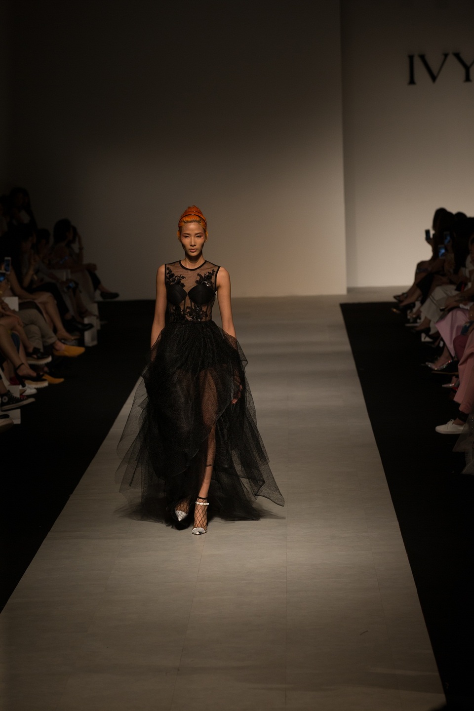 Trong thời gian qua, Hoàng Thùy đã có sự chuyển mình mạnh mẽ. Cô tự trau dồi khả năng tiếng Anh và liên tục trúng nhiều show diễn đẳng cấp tại Anh, Mỹ.