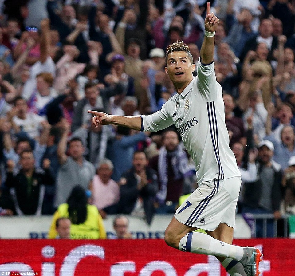 Real Madrid 3-0 Atletico: Hat-trick của C.Ronaldo - 2
CR7 ăn mừng sau khi ghi bàn vào lưới đối thủ cùng thành phố