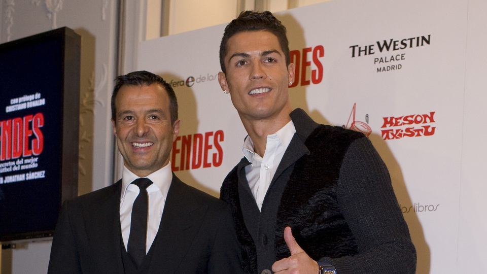 5 nơi có thể giải cứu C.Ronaldo khỏi Real Madrid - 2
CR7 (phải) và người đại diện Jorge Mendes