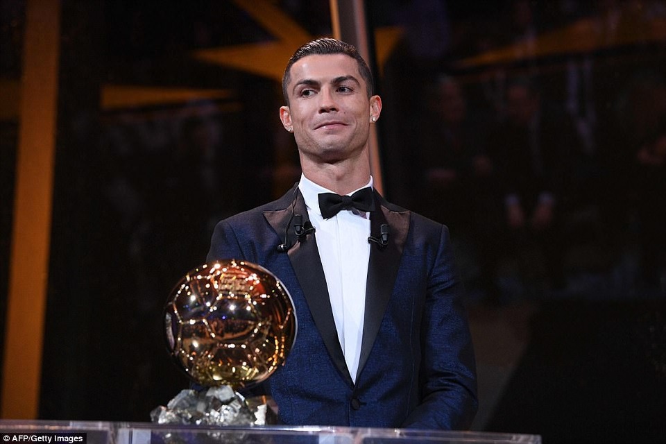 C.Ronaldo rạng rỡ trong lần thứ 5 giành Quả bóng vàng - 12
C.Ronaldo không có đối thủ ở cuộc bầu chọn năm nay
