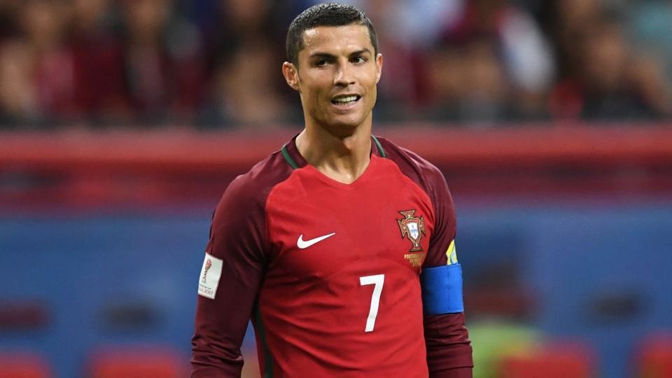 C.Ronaldo có lý do để buồn khi cầu thủ top đầu thế giới như anh chỉ nhận lương cao thứ 5 với 365.000 bảng/tuần (21 triệu bảng/năm) ở Real Madrid