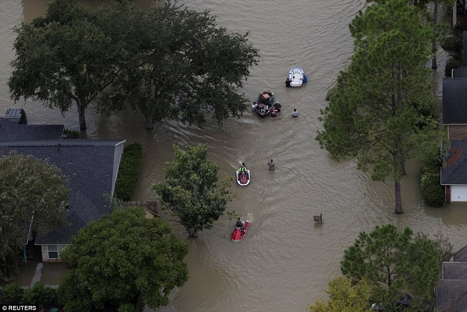 Nguy cơ nổ nhà máy hóa chất tại Mỹ sau siêu bão Harvey - 1
Lũ lụt nghiêm trọng tại thành phố Houston, bang Texas (Ảnh: Reuters)
