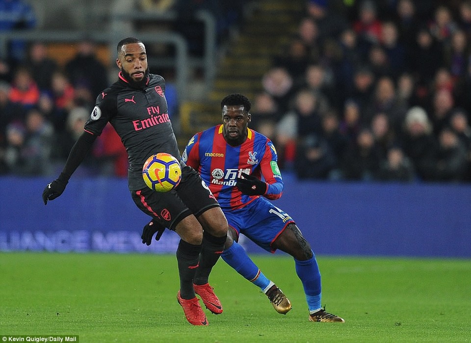 Crystal Palace 2-3 Arsenal: Cú đúp của Sanchez - 2
Lacazette (trái) che chắn bóng trước sự áp sát của Schlupp (phải)