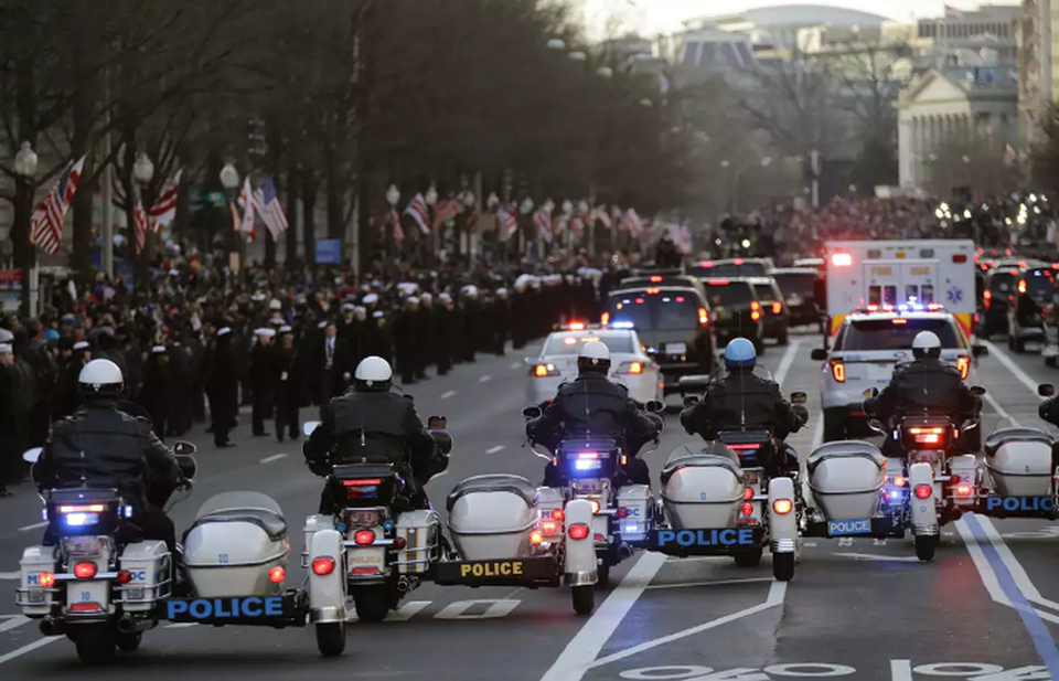 Chiêm ngưỡng dàn xe “Quái thú” của Tổng thống Trump - 6
Xe cảnh sát hộ tống sau đoàn xe (Ảnh: AP)