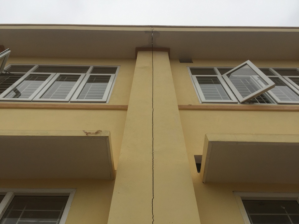Trường hơn chục tỉ đồng chưa nghiệm thu đã nứt ngang, nứt dọc - 2
...nhưng bên trong nứt ngang, nứt dọc...