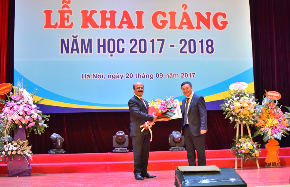 Đại sứ Qatar trao học bổng cho sinh viên Việt Nam - 2
Đại sứ Qatar nhận hoa và thư cảm ơn từ TS. Đỗ Tuấn Minh - Hiệu trưởng Trường Đại học Ngoại ngữ - Đại học Quốc gia Hà Nội (Ảnh: Đại sứ quán Qatar)