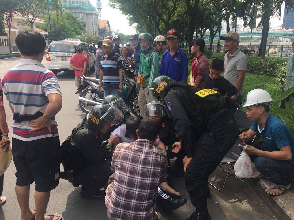 Tạm đình chỉ cảnh sát cơ động “lên gối” vào bụng nam sinh - 3 Tạm đình chỉ cảnh sát cơ động “lên gối” vào bụng nam sinh - 3