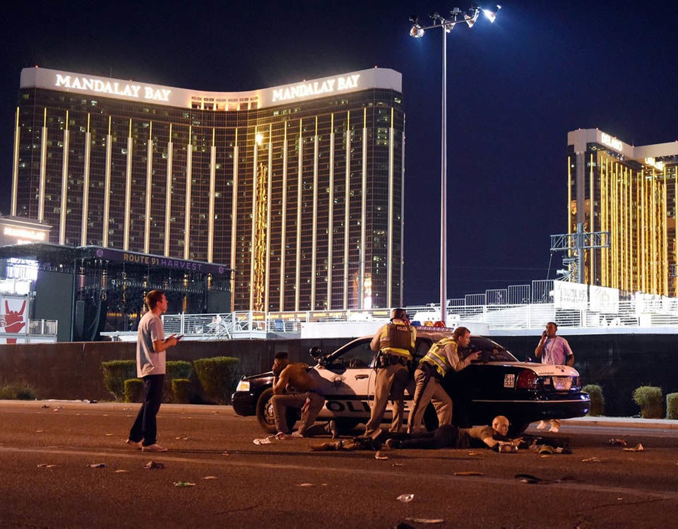 Vì sao kẻ thảm sát ở Las Vegas mang trót lọt 23 khẩu súng vào khách sạn? - 1
Cảnh sát đã tìm thấy 23 súng trong phòng của nghi phạm thuê ở tầng 32 của khách sạn Mandalay Bay. (Ảnh minh họa: Getty)