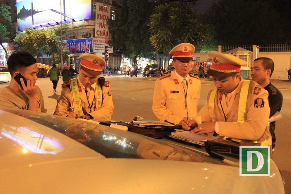 CSGT Hà Nội ra quân xử phạt xe "khủng" chạy trong nội đô - 2