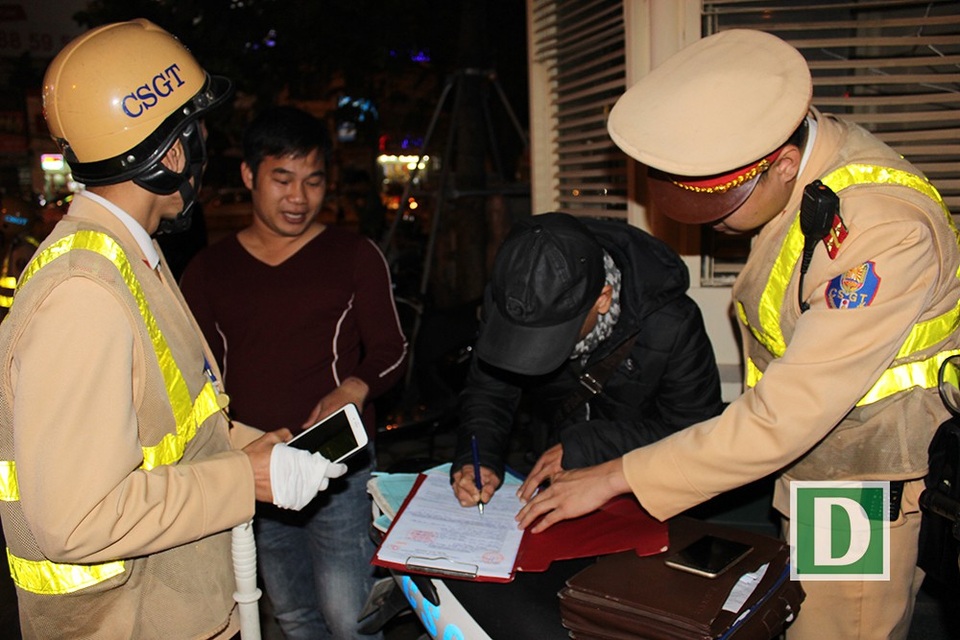 CSGT Hà Nội ra quân xử phạt xe "khủng" chạy trong nội đô - 3