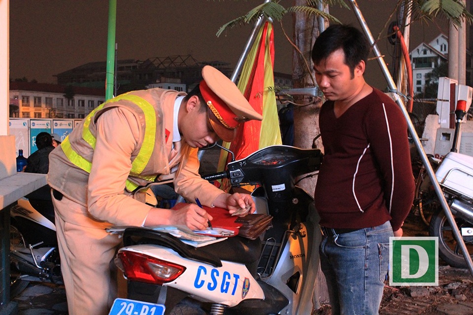 CSGT Hà Nội ra quân xử phạt xe "khủng" chạy trong nội đô - 4