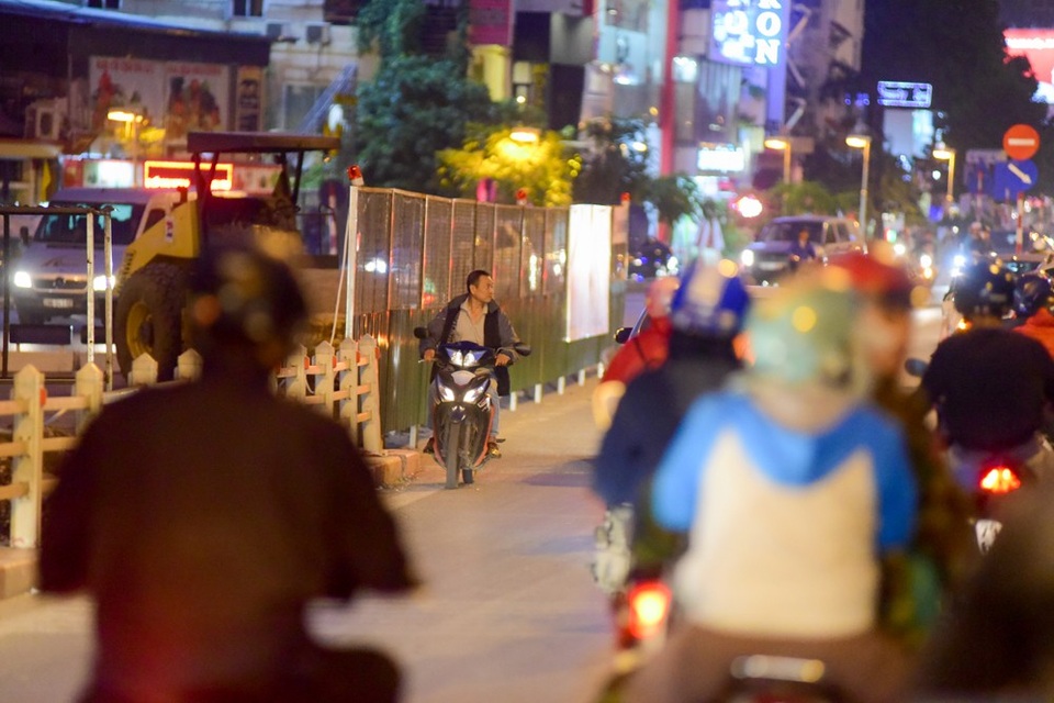 Hà Nội: Xe máy quay đầu bỏ chạy khi thấy CSGT trên đường Nghi Tàm - 4
Theo lãnh đạo Đội CSGT số 2, việc phận luồng, cắm biển giao thông mới trên đoạn đường này đã thực hiện được một thời gian, người dân đã có đủ thời gian làm quen nên vi phạm đi ngược chiều được coi là cố ý.