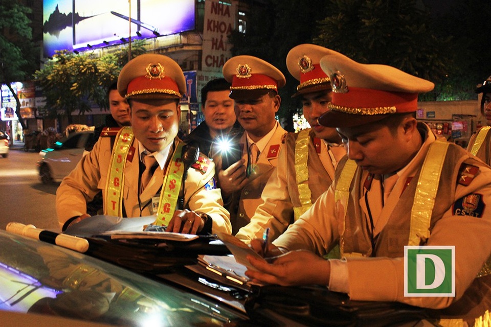 CSGT Hà Nội ra quân xử phạt xe "khủng" chạy trong nội đô - 5