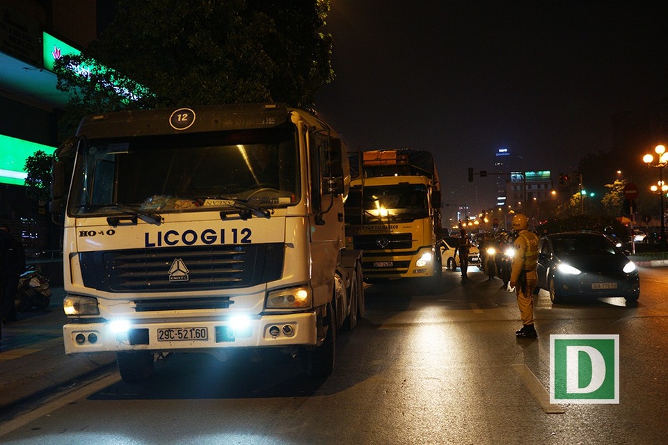 CSGT Hà Nội ra quân xử phạt xe "khủng" chạy trong nội đô - 6