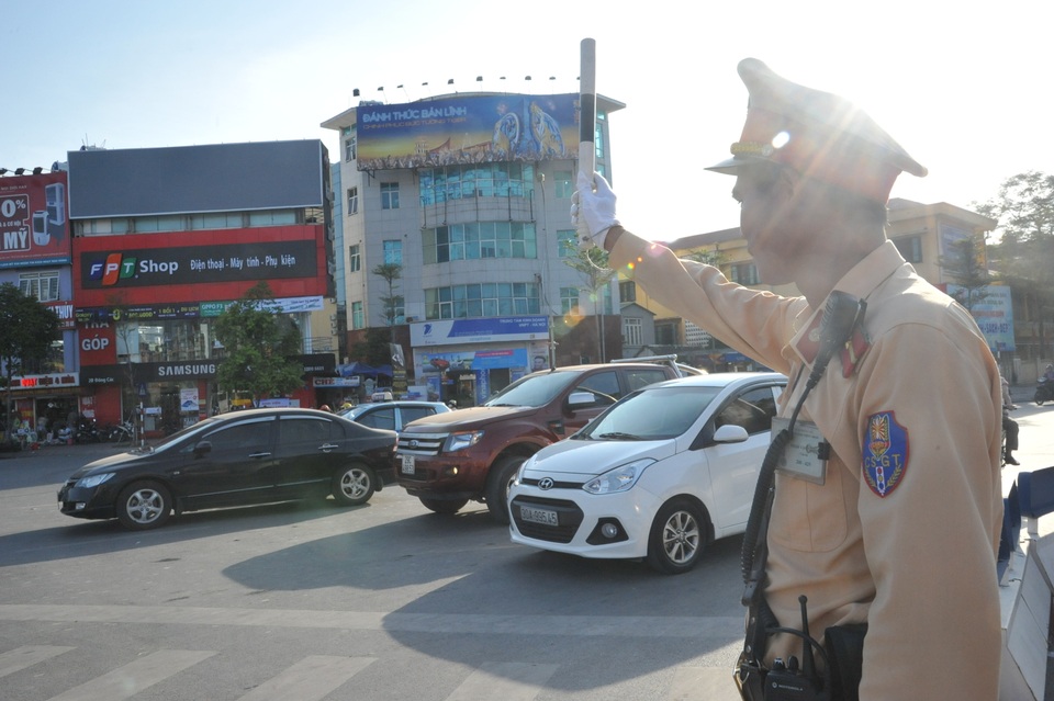 Cảnh sát giao thông mướt mồ hôi trong “chảo lửa” Hà Nội - 8
Nắng gay gắt dội lên đầu một chiến sĩ CSGT tại nút giao thông Ô Chợ Dừa - Khâm Thiên - Nguyễn Lương Bằng.