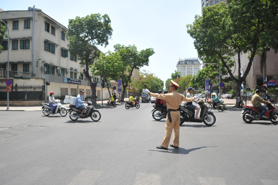 Cảnh sát giao thông mướt mồ hôi trong “chảo lửa” Hà Nội - 14
Giao thông Hà Nội những ngày này không quá áp lực vì ùn tắc, nhưng áp lực thời tiết cực đoan với nắng nóng gay gắt. Nhiều người lựa chọn ít ra đường hơn, nhưng những chiến sĩ CSGT vẫn phải bám đường hàng ngày, hàng giờ để làm nhiệm vụ đảm bảo trật tự an toàn giao thông.