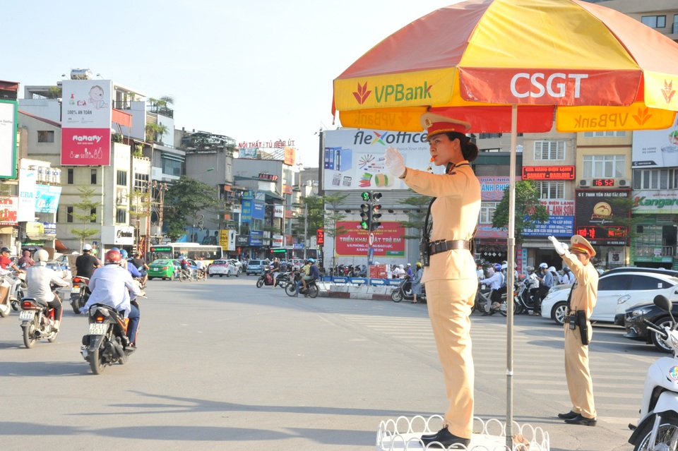 Cảnh sát giao thông mướt mồ hôi trong “chảo lửa” Hà Nội - 12
Nữ CSGT Hà Nội còn được nhiều người gọi là bông hồng thép, cùng các đồng nghiệp nam đội nắng làm nhiệm vụ trong ngày nắng cao điểm