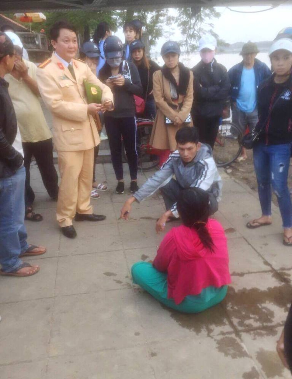 CSGT lái ca nô cứu người phụ nữ nhảy sông tự tử - 1 Đội CSGT TP Huế đã cứu sống một phụ nữ nhảy sông tự tử