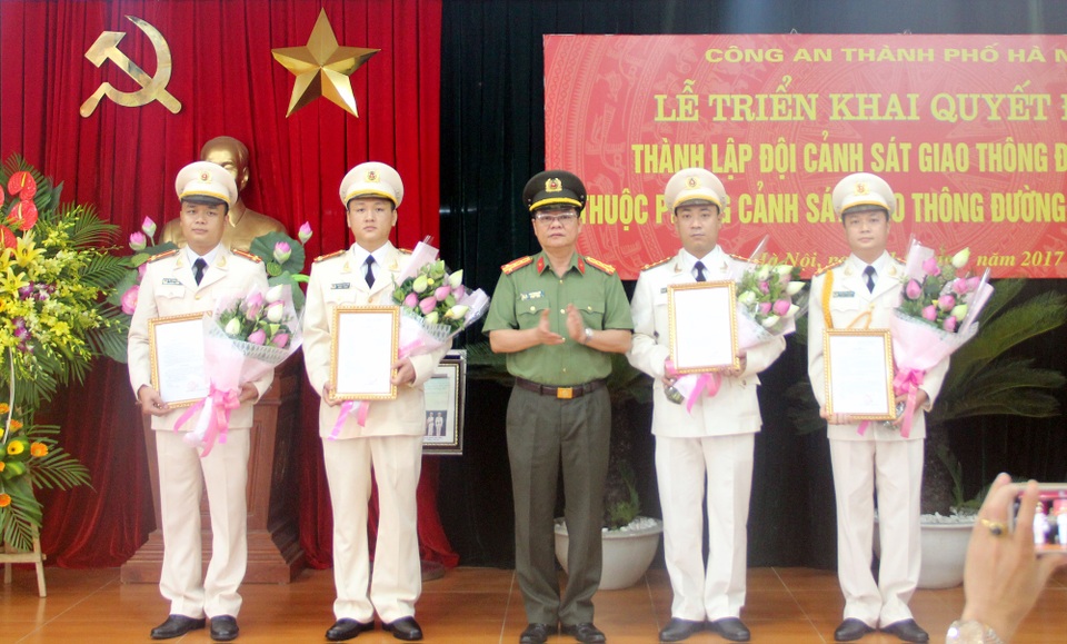 Hà Nội thành lập Đội Cảnh sát giao thông Đường sắt - 1 Đại tá Đào Thanh Hải - Phó Giám đốc Công an TP Hà Nội - trao các Quyết định cho Đội trưởng, Phó Đội trưởng Đội CSGT Đường sắt.