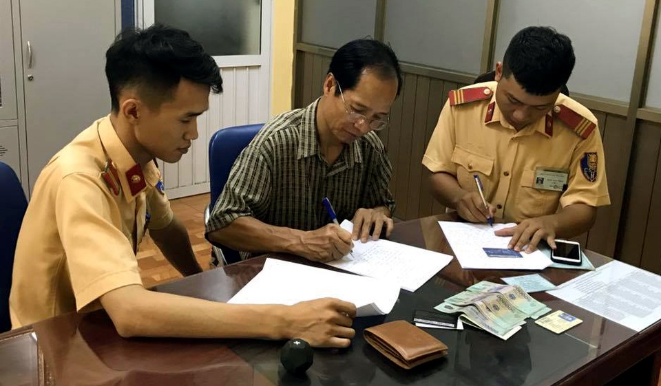 Ông Công làm thủ tục nhận lại số tài sản đánh rơi.