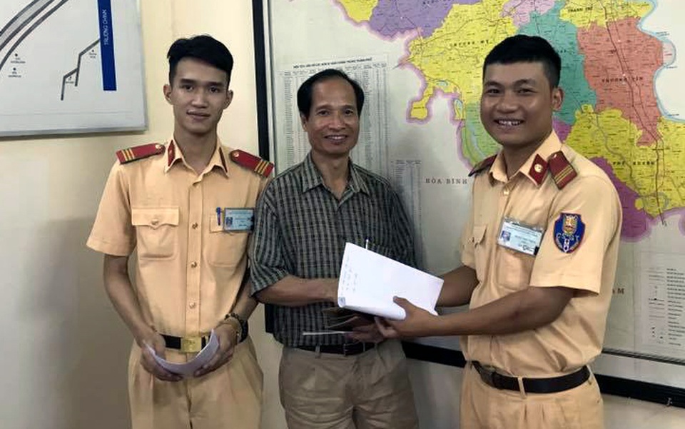 Hoang mang, lo lắng, ông Công và vợ còn tính đến việc lấy hộ khẩu để đi làm lại giấy tờ.