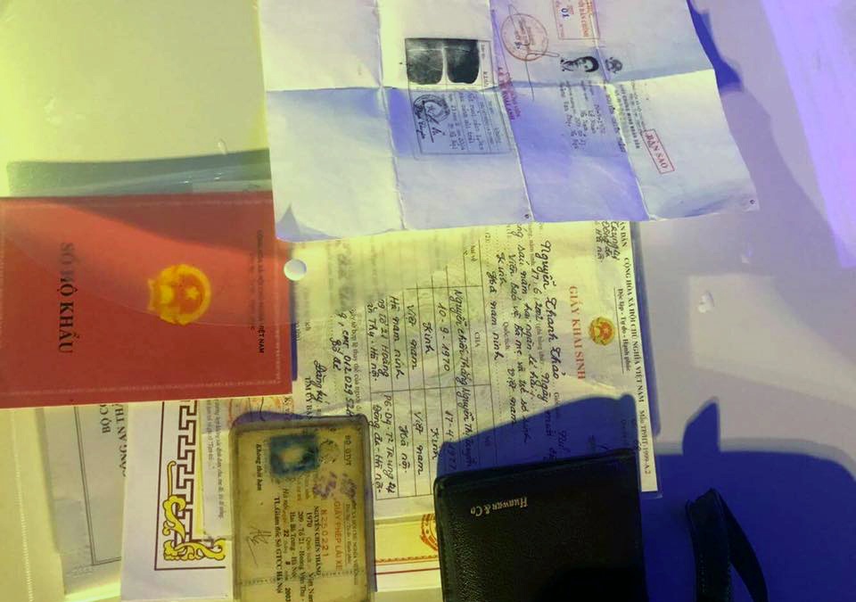 CSGT Hà Nội trả lại số tiền lớn cùng sổ đỏ cho người dân đánh rơi - 1 Số tài sản và giấy tờ trong chiếc ba lô rơi trên đường.