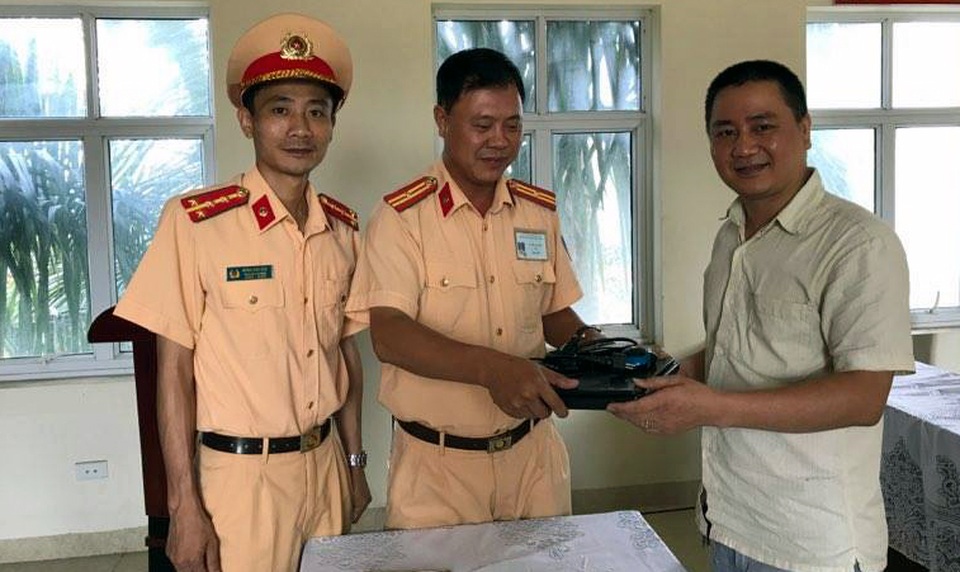 Anh Linh vui mừng nhận lại số tài sản đánh rơi.