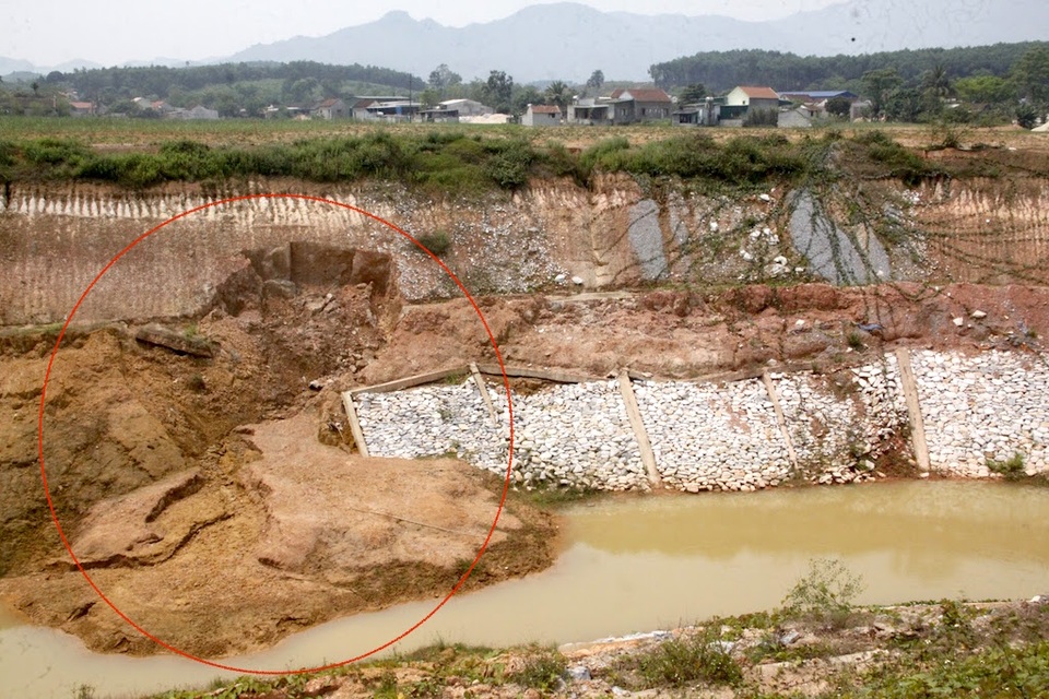 Nghệ An: Dự án kênh tiêu nước hơn 750 tỷ chưa bàn giao đã hư hỏng? - 5 Nghệ An: Dự án kênh tiêu nước hơn 750 tỷ chưa bàn giao đã hư hỏng? - 5