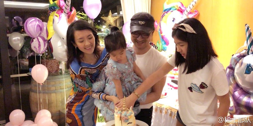 Chương Tử Di khoe ảnh gia đình hạnh phúc trong ngày sinh nhật con - 1 
Ngày 27/12, Chương Tử Di đăng tải hình ảnh gia đình nhỏ của cô trong ngày sinh nhật lần thứ 2 của con gái. Trong ảnh, người đẹp họ Chương mỉm cười mãn nguyện khi cắt bánh gato cùng con gái, ông xã và con riêng của chồng.