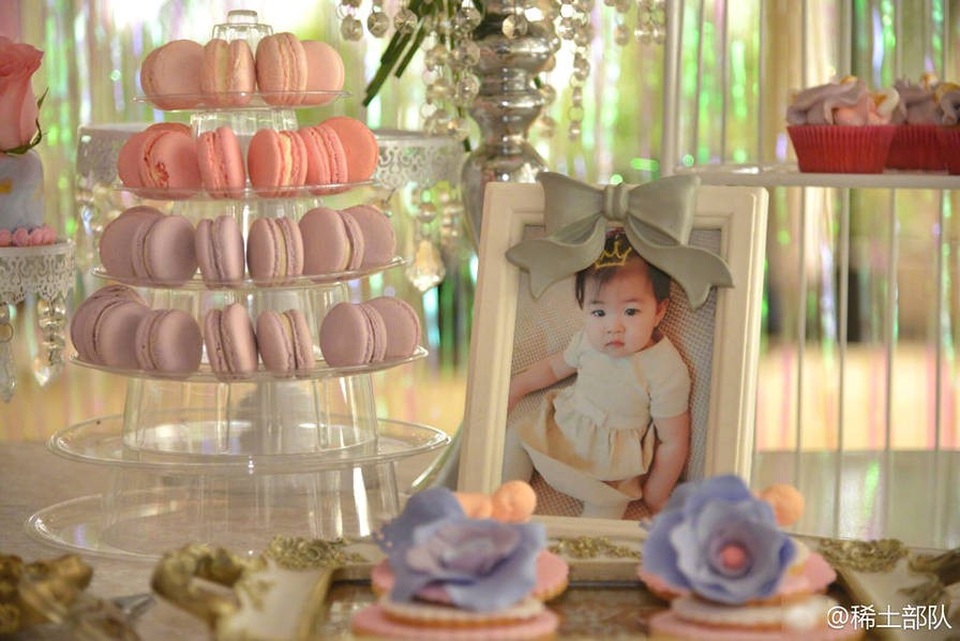 Chương Tử Di khoe ảnh gia đình hạnh phúc trong ngày sinh nhật con - 4 
Con gái của Uông Phong và Chương Tử Di sở hữu nhiều nét của bố. Trong mắt người đẹp họ Chương, con gái luôn là tài sản vô giá nhất.