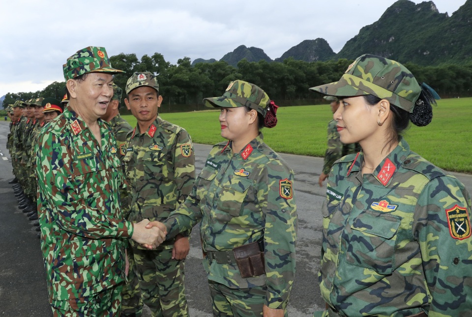 
Chủ tịch nước Trần Đại Quang thăm hỏi, nói chuyện với các sĩ quan, chiến sĩ thuộc Đội tuyển bắn súng quân dụng QĐND Việt Nam. Ảnh: Nhan Sáng - TTXVN
