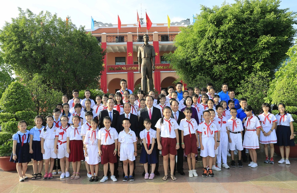 Chủ tịch nước dâng hương Chủ tịch Hồ Chí Minh tại Bến Nhà Rồng - 4
Chủ tịch nước Trần Đại Quang với các cháu thiếu nhi Thành phố Hồ Chí Minh tại Bến Nhà Rồng. Ảnh: Nhan Sáng-TTXVN