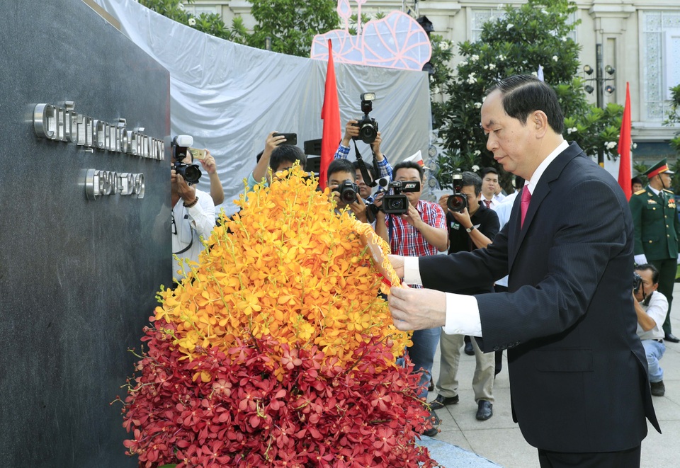 Chủ tịch nước dâng hương Chủ tịch Hồ Chí Minh tại Bến Nhà Rồng - 2
Chủ tịch nước Trần Đại Quang dâng hoa tưởng niệm Chủ tịch Hồ Chí Minh tại Công viên Tượng đài Chủ tịch Hồ Chí Minh. Ảnh: Nhan Sáng-TTXVN