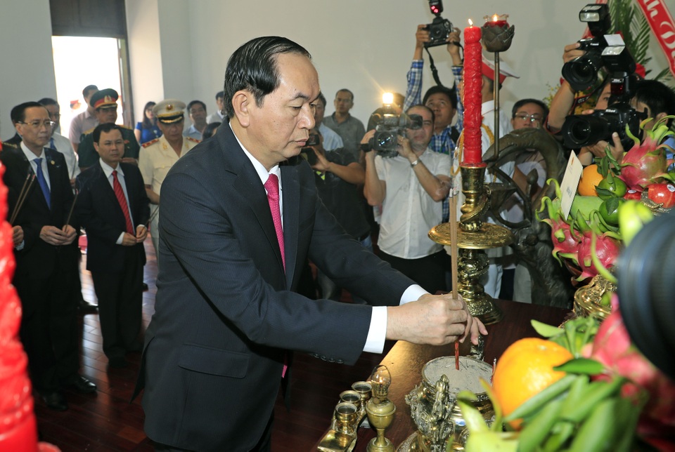 Chủ tịch nước dâng hương Chủ tịch Hồ Chí Minh tại Bến Nhà Rồng - 1
Chủ tịch nước Trần Đại Quang dâng hương, dâng hoa tưởng niệm Chủ tịch Hồ Chí Minh tại Bến Nhà Rồng. Ảnh: Nhan Sáng-TTXVN