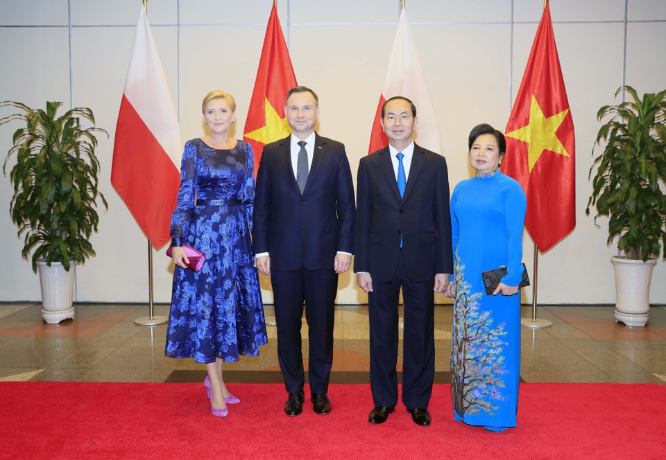 Chủ tịch nước đọc thơ Tố Hữu trong Quốc yến chào mừng Tổng thống Ba Lan - 2
Chủ tịch nước Trần Đại Quang và Phu nhân cùng Tổng thống Cộng hoà Ba Lan Andrzej Duda và Phu nhân chụp ảnh chung. Ảnh: Nhan Sáng-TTXVN.