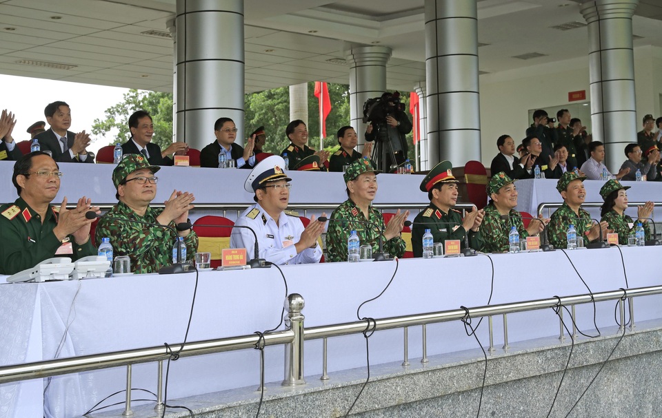 
Chủ tịch nước Trần Đại Quang và các đại biểu thị sát các bài bắn thực hành của Đội tuyển bắn súng quân dụng QĐND Việt Nam. Ảnh: Nhan Sáng - TTXVN.
