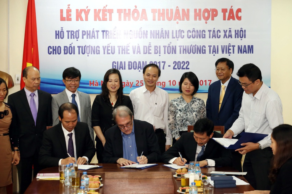 Nâng cao năng lực nghề cho hơn 1.000 cán bộ ngành công tác xã hội - 1
Lễ ký thỏa thuận hợp tác giữa Bộ LĐ-TB&XH và Tổ chức CFSI.