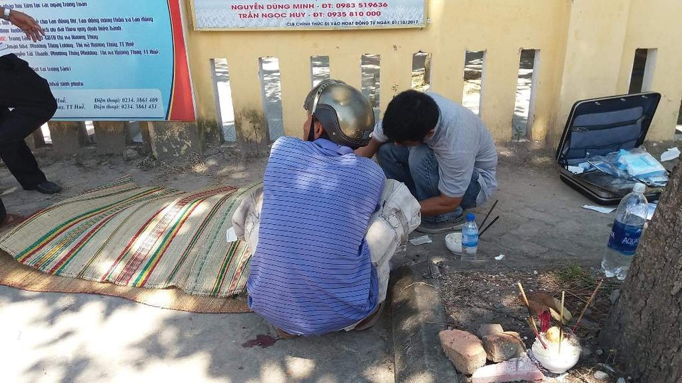 
Thi thể cụ bà được đưa sang vỉa hè để giám định pháp y
