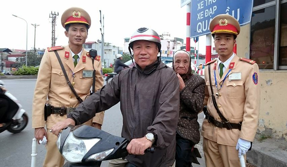 CSGT giúp đỡ cụ già lẫn trí và cháu bé đi lạc - 1
Bác Cương vui mừng đón mẹ tại chốt Cảnh sát giao thông.