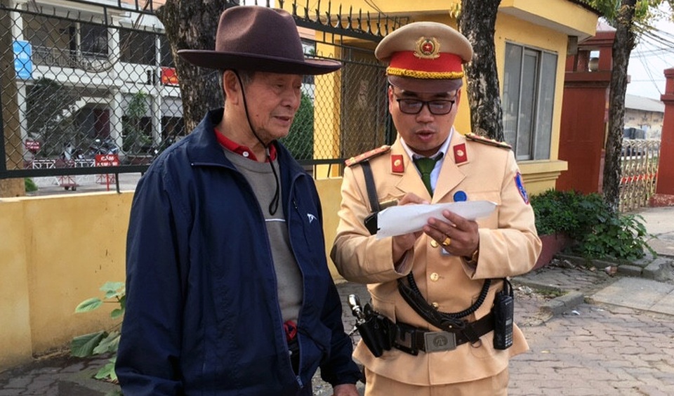 Hà Nội: CSGT giúp đỡ cụ già hơn 80 tuổi đi lạc - 1 Đại úy Nguyễn Minh Tuấn ghi lại những thông tin ít ỏi về cụ Chung.