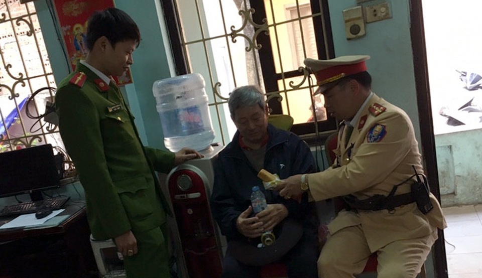 Hà Nội: CSGT giúp đỡ cụ già hơn 80 tuổi đi lạc - 2 Cụ Chung được đưa về trụ sở Công an phường Hoàng Liệt nghỉ ngơi trong lúc lực lượng công an xác minh địa chỉ nhà cụ.