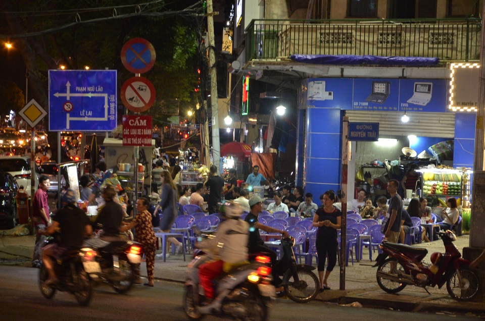 Cụ ông giành giật xe đẩy với đoàn liên ngành: “Tôi ủng hộ ông Hải” - 3 Hình ảnh gia đình cụ Tú buôn bán lấn chiếm hết vỉa hè cách đây không lâu và phía sau là căn nhà mặt tiền mà gia đình đang ở