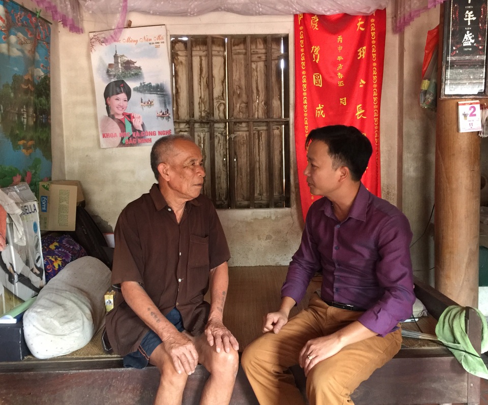 Cụ ông hai lần bị kết án tử hình oan mong ngóng tiền bồi thường từng ngày - 1
Cụ Trần Văn Thêm (bên trái) đang ngóng chờ tiền bồi thường từng ngày