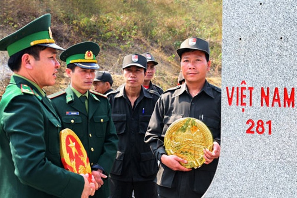 Ấm áp nghĩa tình nơi hai tuyến biên giới - 3
Lực lượng cắm mốc Thanh Hóa - Hủa Phăn (Lào) gắn quốc huy mốc 281 Cửa khẩu Tén Tằn - Xôm Vẳng.