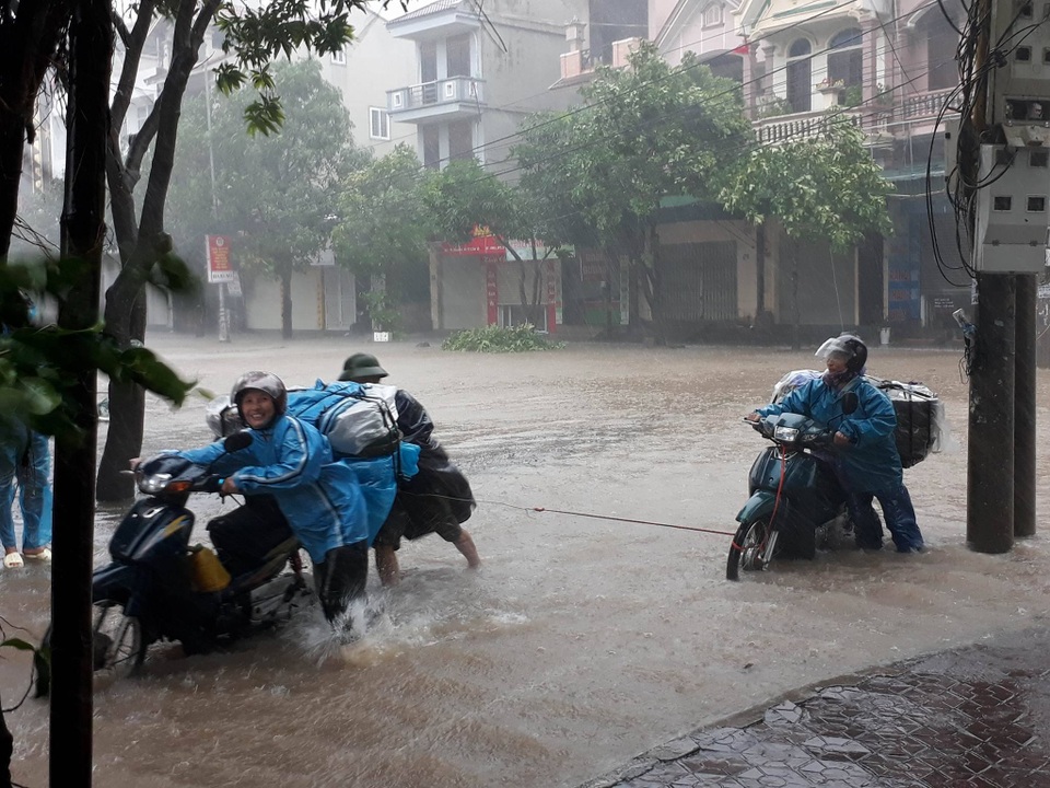 Bão quần thảo dồn dập, tơi tả Hà Tĩnh - 22
(Hình ảnh tại Cửa Lò: Hoàng Lam)
